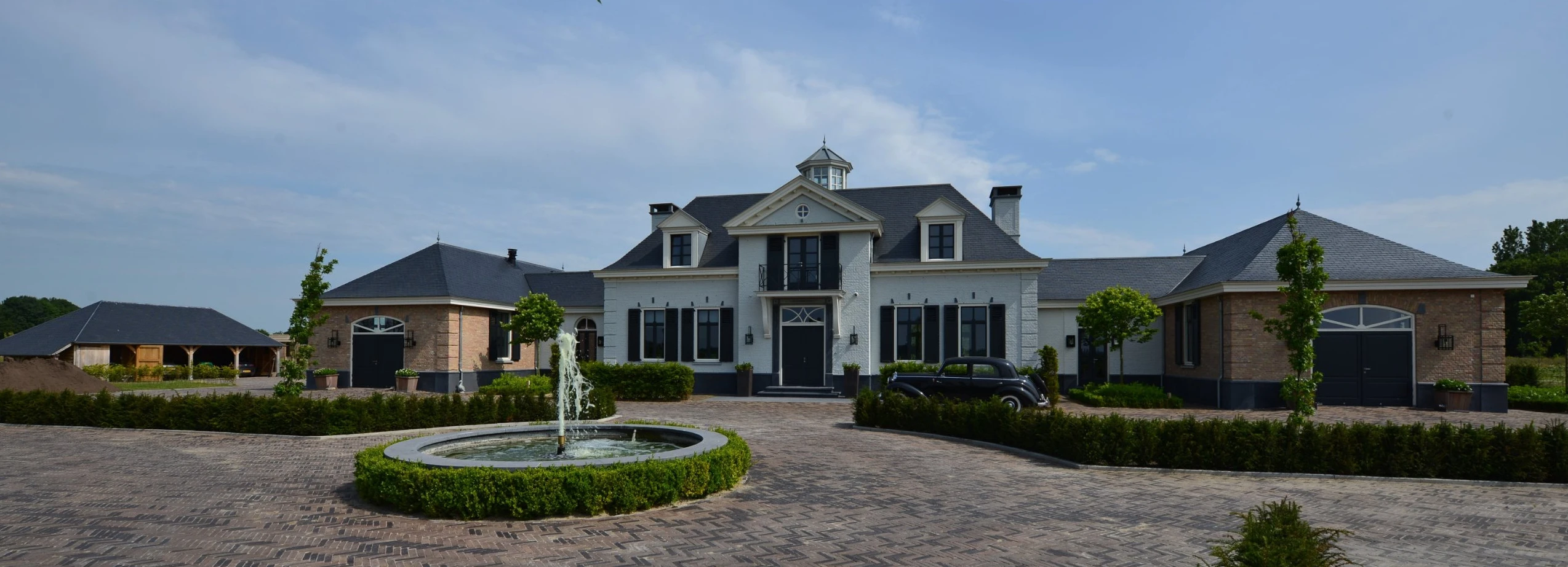 Voorgevel van de villa in Sommelsdijk met fontein en ronde oprit