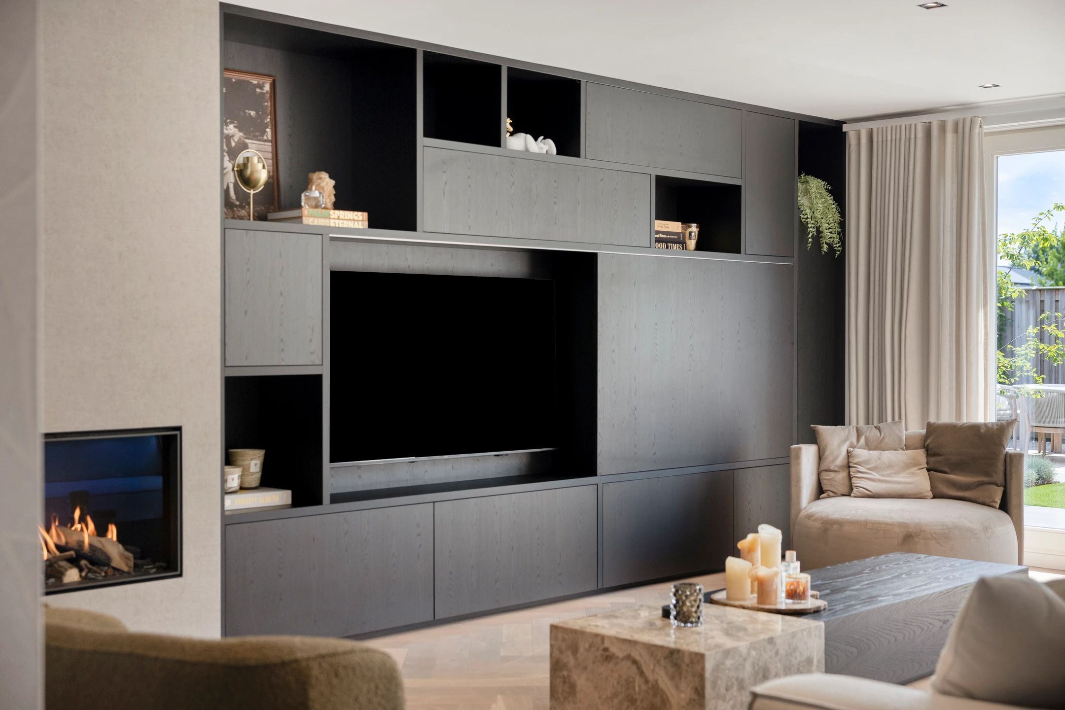 Ingebouwde wandkast met televisie en gashaard in een woonkamer