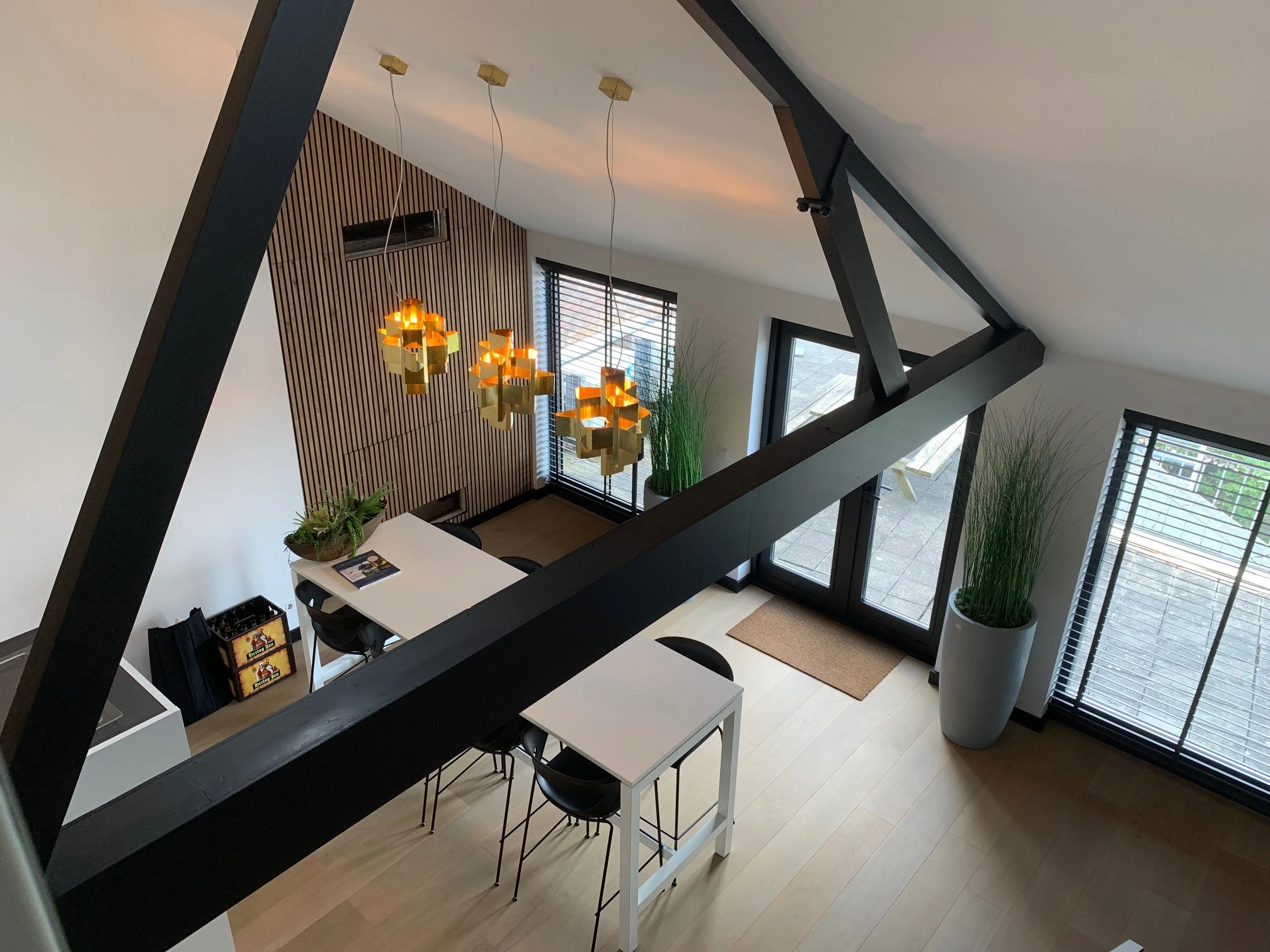 Kantoorinterieur met een open vide en houten balken