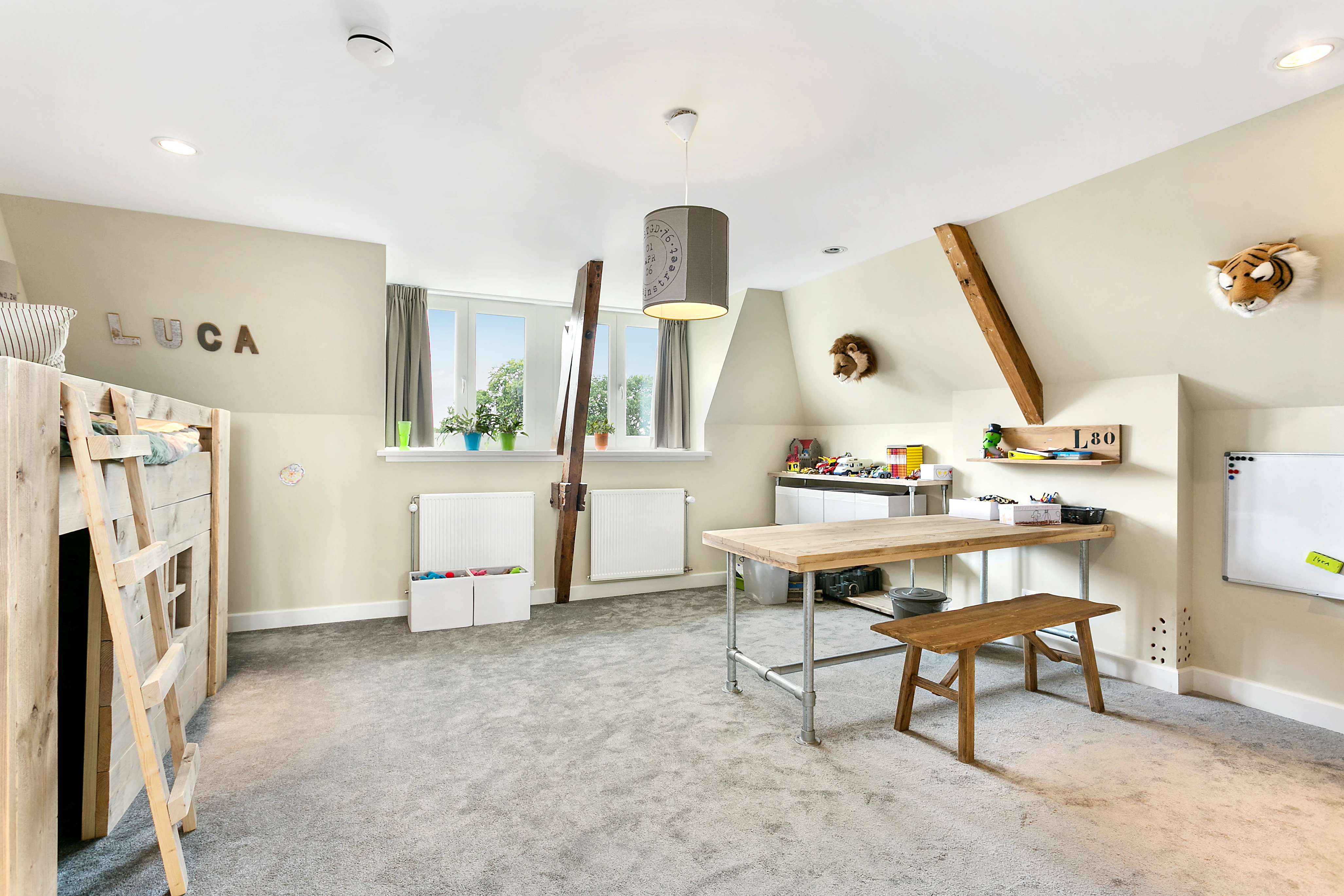 Kinderkamer met een hoogslaper van steigerhout en de naam Luca aan de wand