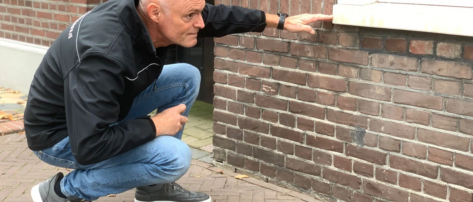 Inspecteur beoordeelt een kozijn tijdens de conditiemeting
