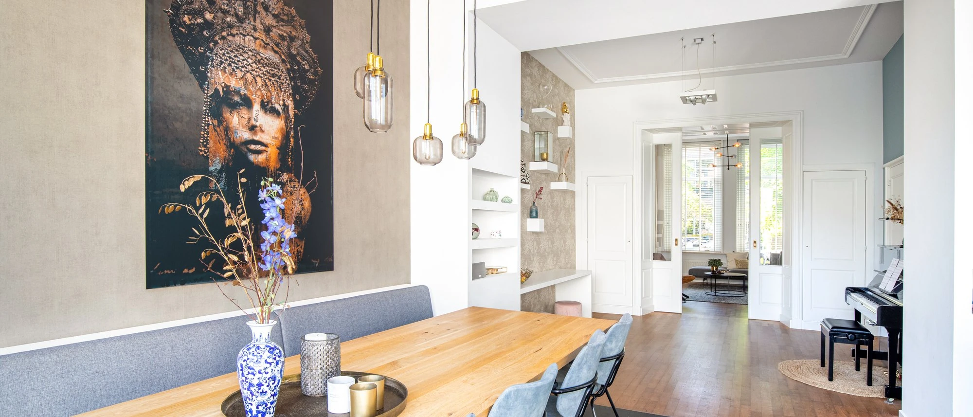 Open pantry met kookeiland en zitje onder de vide