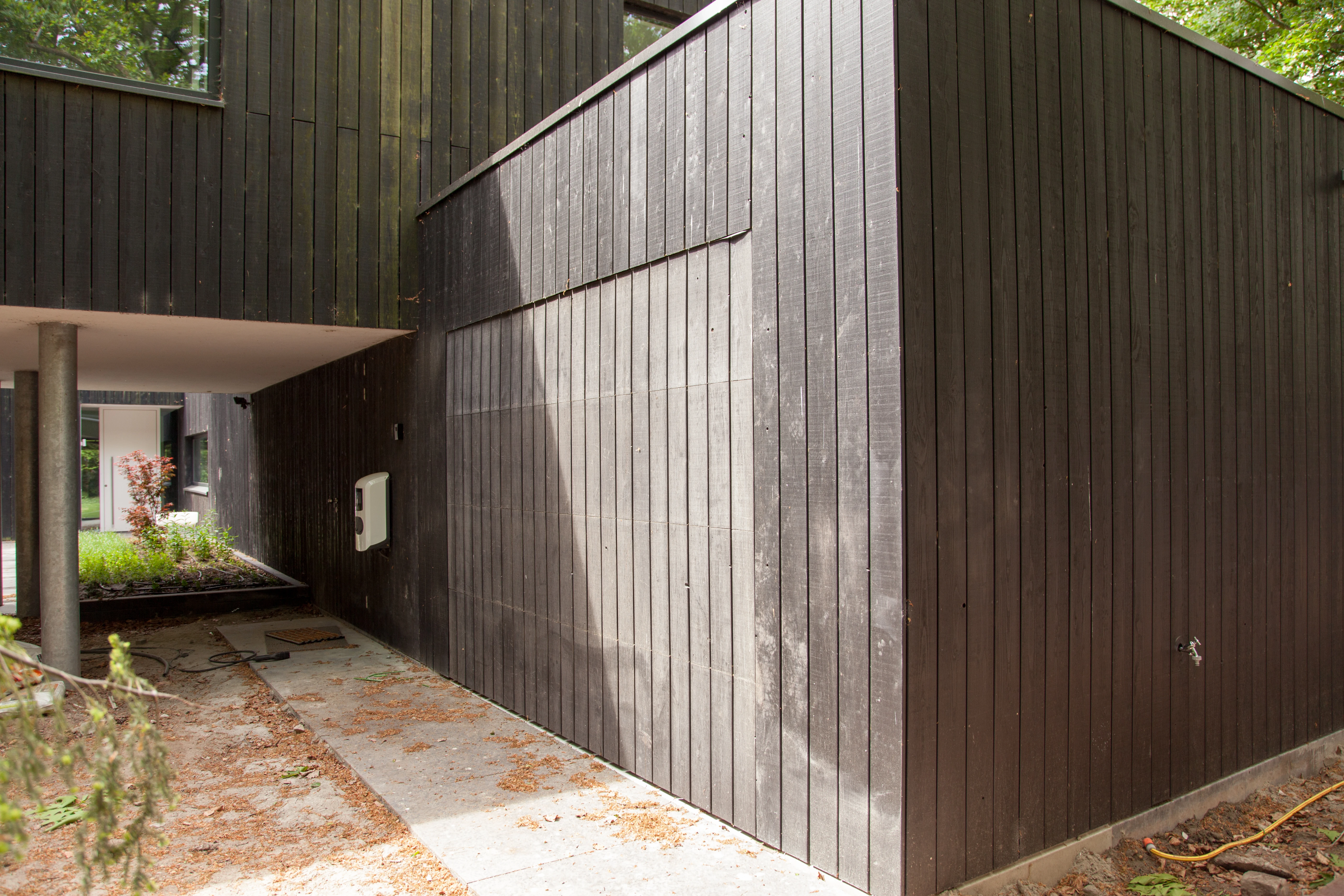 Detail van de houten gevelbekleding op de hoek van de villa