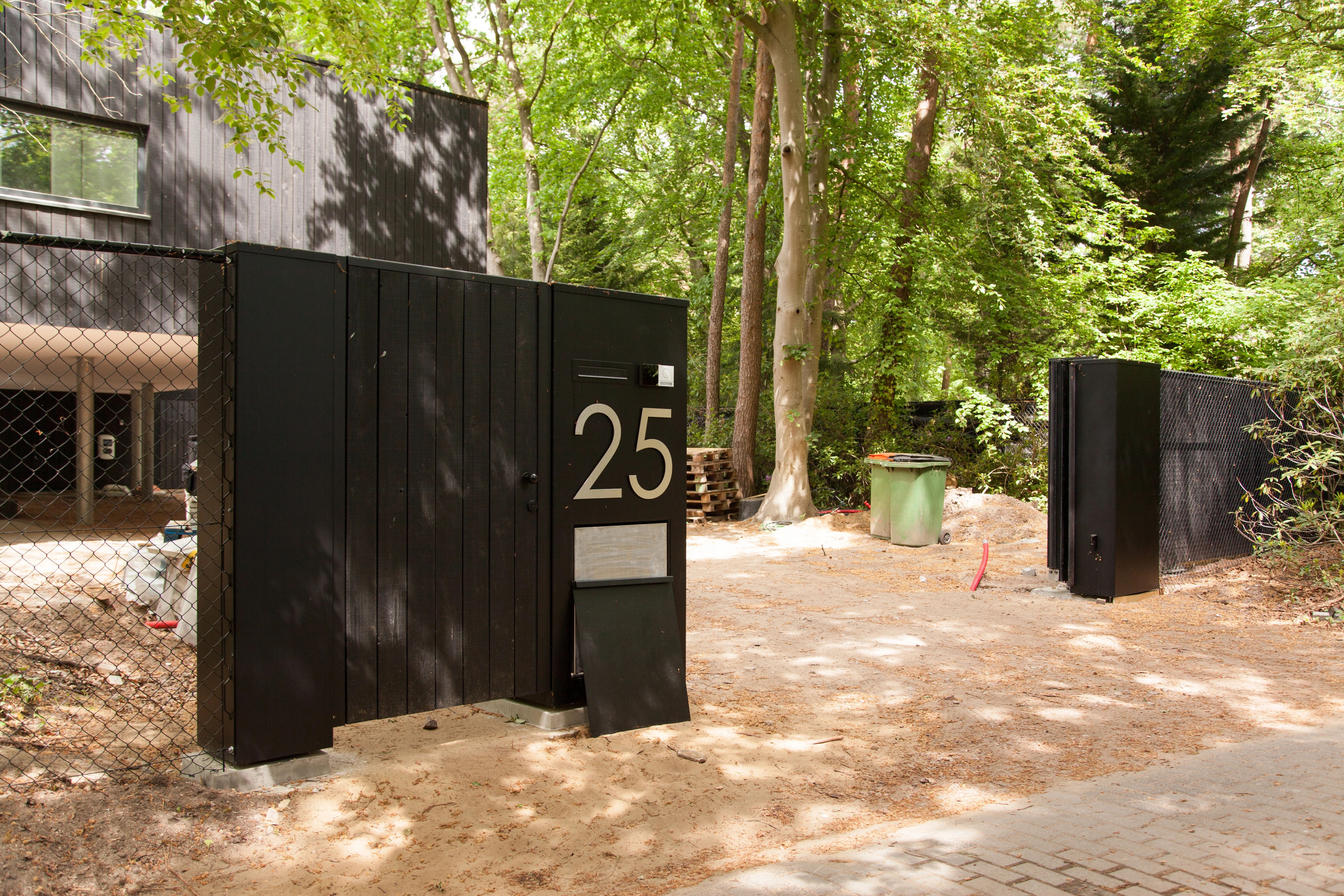 De entree met huisnummer 25, brievenbus en intercom